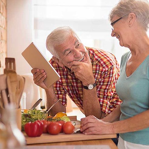Senioren-Paar treffen Kochvorbereitungen | Protefix
