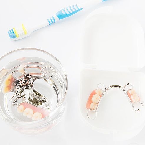 Reinigung der Zahnprothese | Protefix